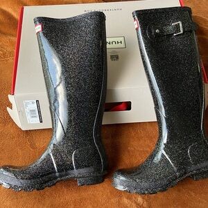 Hunter Boots Women’s Size 7 US / 38 EU / UK 5. Colorway is black with sparkles.